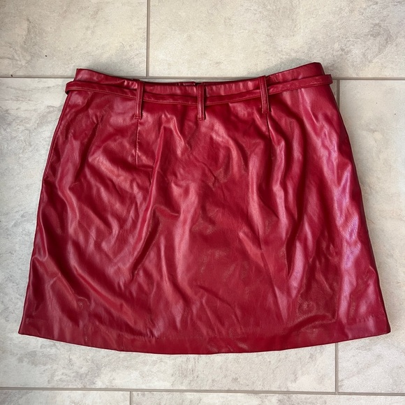 Saunders Collective Red Faux Leather Skirt - Picture 4 of 9